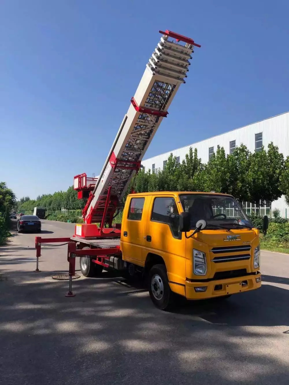 辉县附近的云梯车出租服务：轻松解决高空作业需求