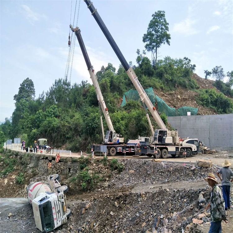 辉县汽车掉沟里叫吊车救援要多少钱